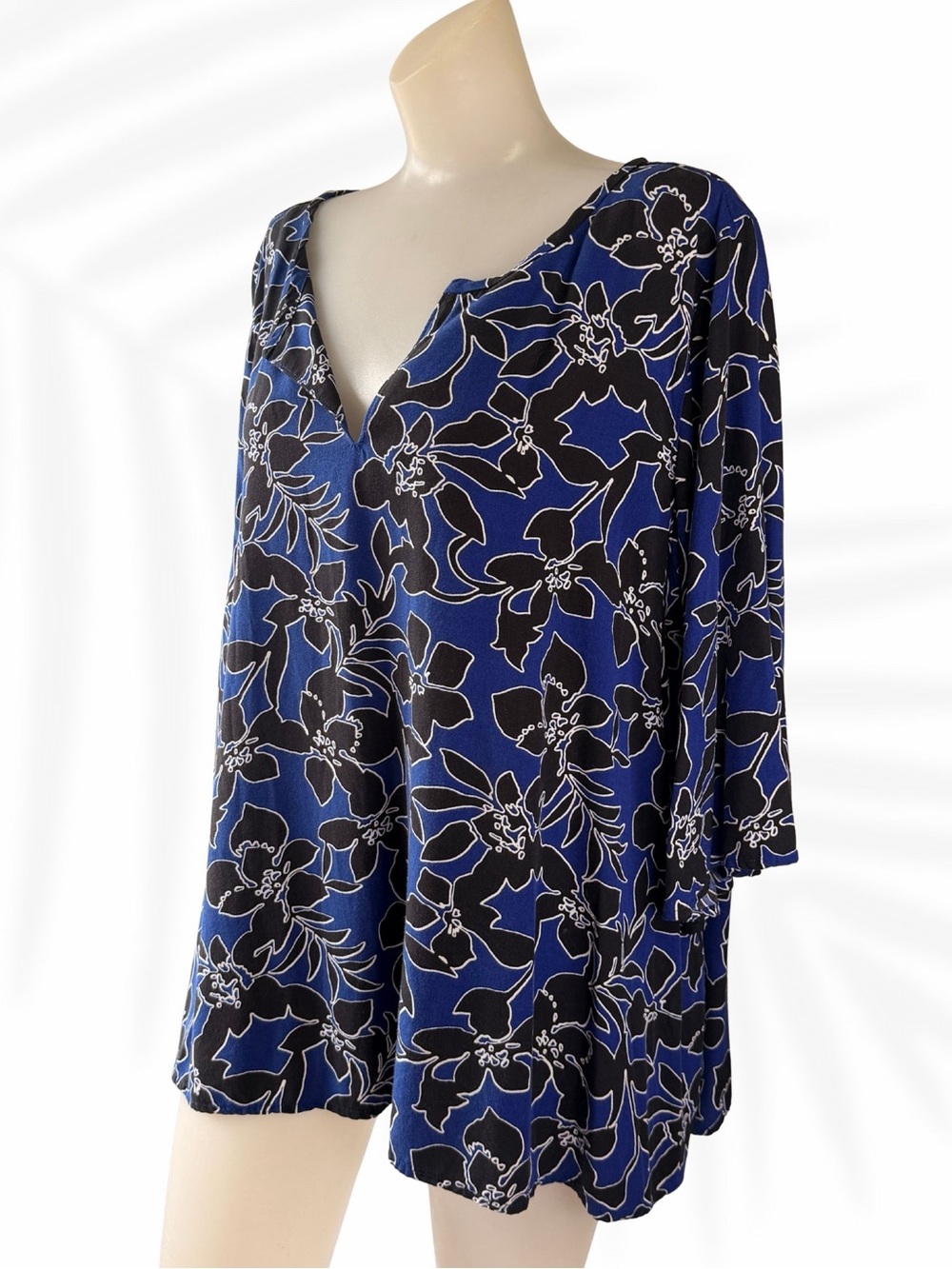 Tommy Bahama Blue and Black Floral V-Neck Tunic size Large